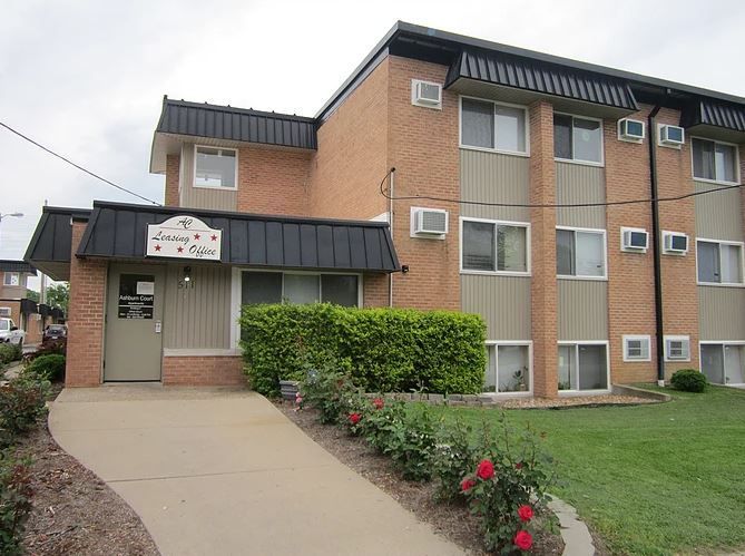 Ashburn Court Apartments: 506 S Graham Ave, Carbondale, IL 62901
